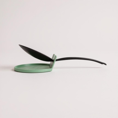 Colher preta com base verde clara para apoio