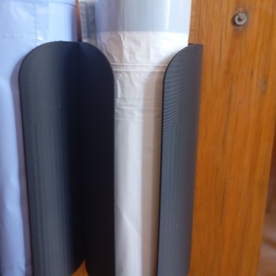 rolos de saco de plástico branco em suporte preto