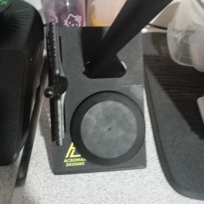 Suporte de mesa preto da marca ACHROMA DESIGNS com base circular e suporte vertical para dispositivo