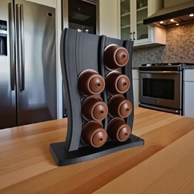 Suporte de cápsulas de café preto com cápsulas castanhas numa bancada de cozinha