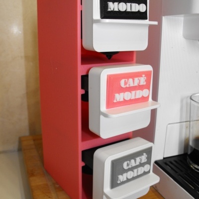 Suporte plástico vermelho com caixas brancas etiquetadas para café moído em bancada de cozinha