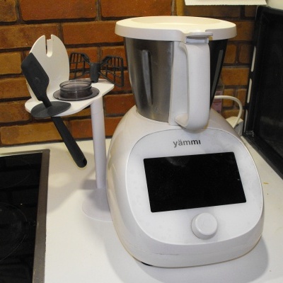 Robot de cozinha branco com jarro metálico e ecrã digital