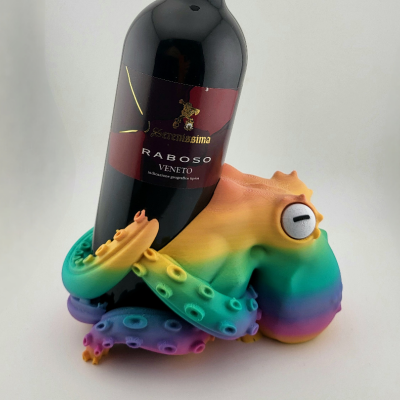 Suporte para garrafa de vinho em forma de polvo colorido segurando garrafa de vinho tinto.