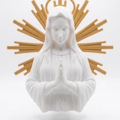 Estátua branca da Virgem Maria com halo dourado e raios em fundo branco