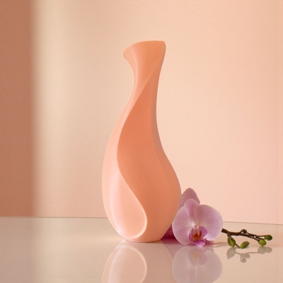 Vaso decorativo rosa claro em cerâmica com flor de orquídea roxa ao lado