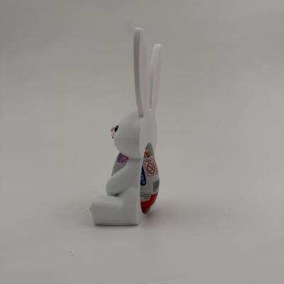 Figura de coelho branco com ovo de chocolate embrulhado