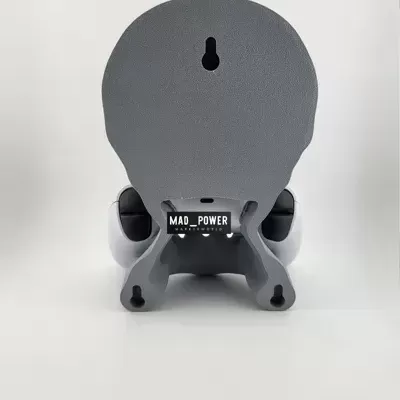 Suporte cinzento e branco com etiqueta MAD_POWER