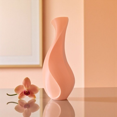 Vaso decorativo rosa em cerâmica com design curvo e flor orquídea rosa ao lado