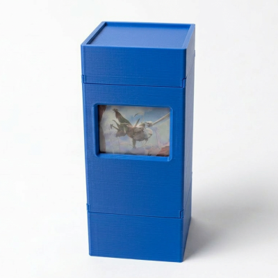Caixa azul com janela translúcida mostrando inseto branco