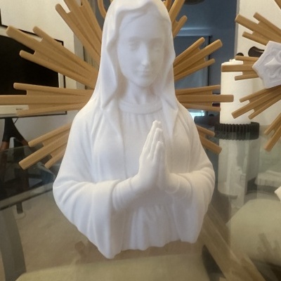 Estátua branca de Nossa Senhora com halo dourado em madeira