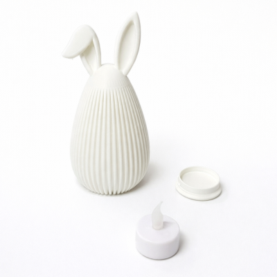 Porta-vela branco em forma de ovo com orelhas de coelho, vela LED e tampa