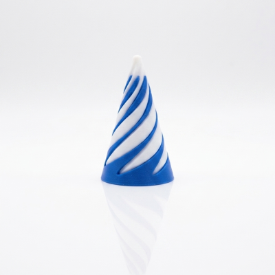 Cone decorativo azul e branco com padrão espiral