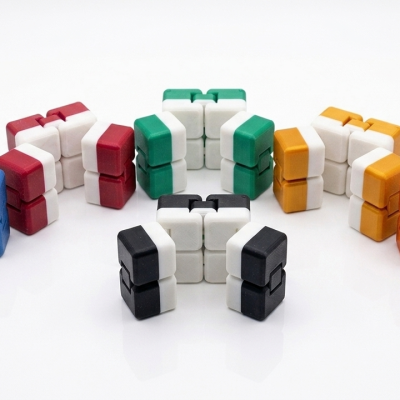 Brinquedos de cubo infinito coloridos com peças brancas, sobre fundo branco