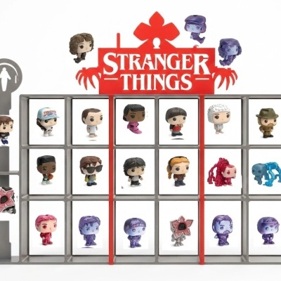 Figuras Funko Pop da série Stranger Things em suporte cinzento com logo vermelho