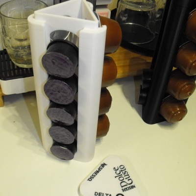 Organizador de cápsulas de café para máquinas Nespresso e Dolce Gusto em bancada com máquina de café