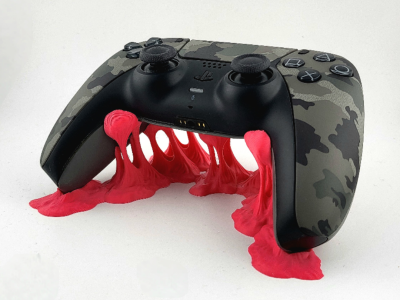 Comando de consola camuflado com slime vermelho por baixo
