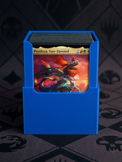 Cartas de jogo colecionável organizadas em estojo azul com carta visível de criatura mítica e cores vibrantes