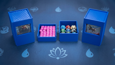 Caixas azuis com dados coloridos sobre mesa azul com símbolos