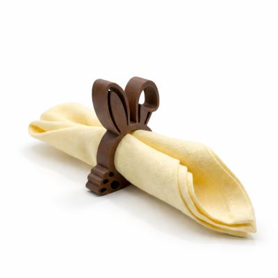 Guardanapo amarelo com argola de madeira em forma de coelho