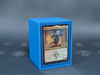 Caixa azul para cartas com carta de jogo Nahiri, Forged in Fury visível na frente