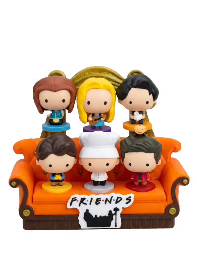Figuras colecionáveis Funko Pop da série FRIENDS num sofá laranja