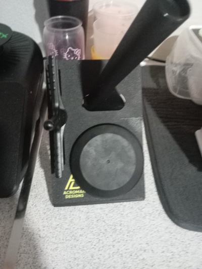 Suporte de mesa preto da marca ACHROMA DESIGNS com base circular e suporte vertical para dispositivo