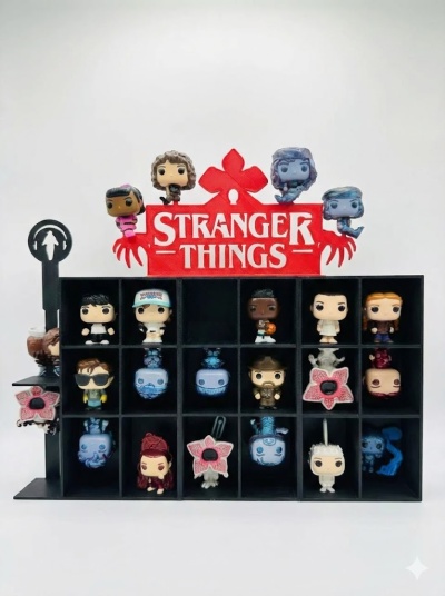 Conjunto de mini figuras da série Stranger Things em prateleira preta com divisórias e sinal vermelho com o texto Stranger Things