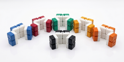 Brinquedos de cubo infinito coloridos com peças brancas, sobre fundo branco