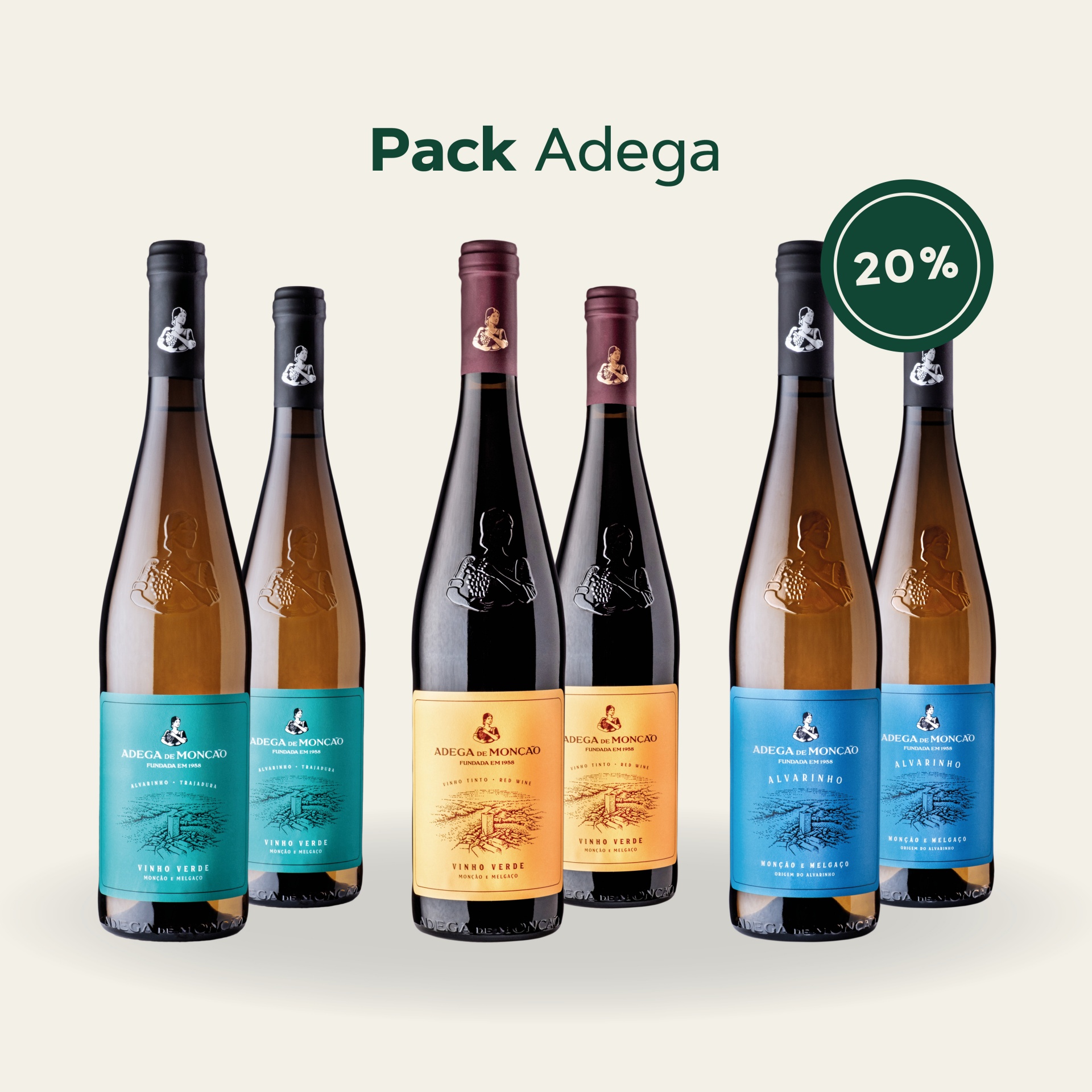 Pack Adega de Monção Seis garrafas de vinho Adega de Monção com rótulos verdes, amarelos e azuis, dispostas em três pares com selo de 20% desconto.