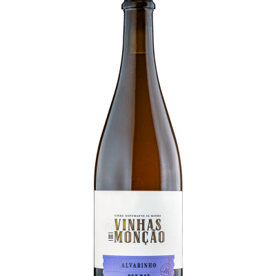 Garrafa de vinho espumante com etiqueta branca e azul