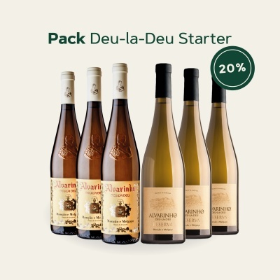 Seis garrafas de vinho Alvarinho com rótulos claros e cápsulas brancas e pretas, sobre fundo bege claro.