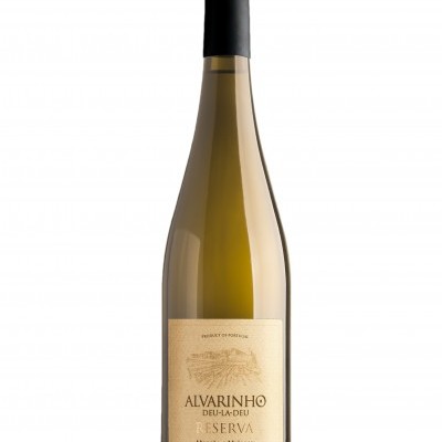Garrafa de vinho branco Alvarinho Reserva com rótulo bege