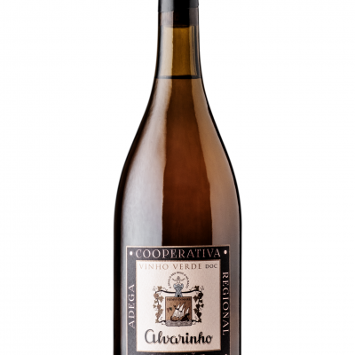 Garrafa de vinho Alvarinho com rótulo preto e bege