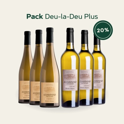 Pack de seis garrafas de vinho branco Alvarinho, rótulos Reserva e Premium, fundo neutro