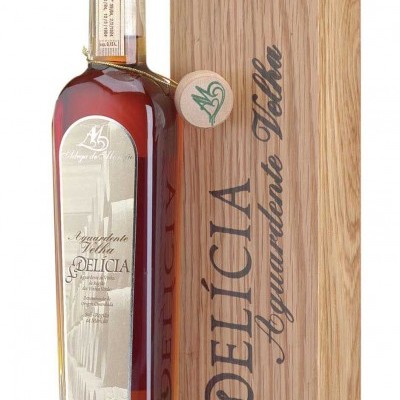 Garrafa de aguardente com caixa de madeira clara