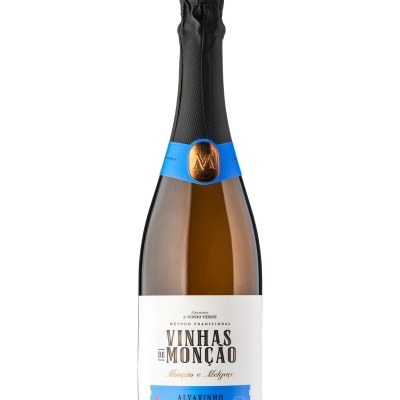 Garrafa de vinho espumante Alvarinho Reserva Vinhas de Monção com rótulo branco e azul.