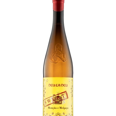 Garrafa de vinho doce DEU LA DEU com rótulo amarelo e selo SWEET