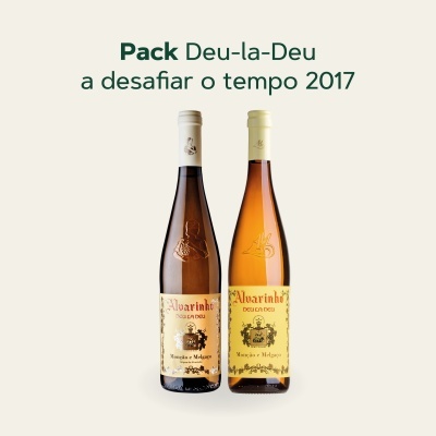 Duas garrafas de vinho Alvarinho com rótulos creme e texto 'Pack Deu-la-Deu a desafiar o tempo 2017' no fundo.