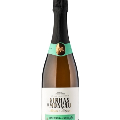 Garrafa de vinho espumante branco com rótulo branco e verde, e tampa preta