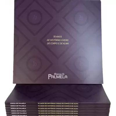 Conjunto de livros roxos com texto dourado e branco