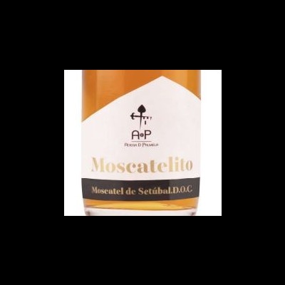 Garrafa de vinho Moscatelito com rótulo branco e dourado