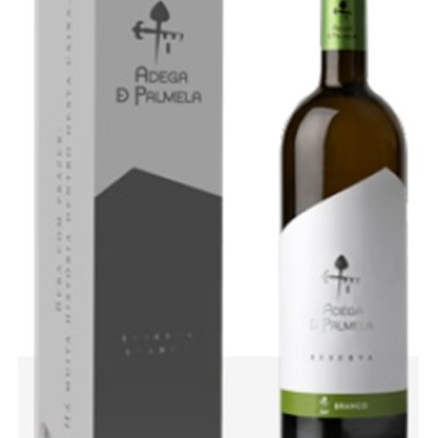 Garrafa de vinho branco Adega D Primela Reserva com caixa cinzenta e preta ao lado