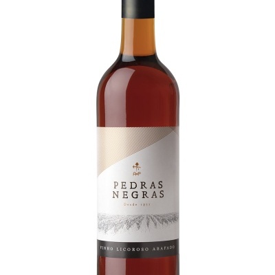 Garrafa de vinho Pedras Negras com rótulo branco e cinza e tampa preta