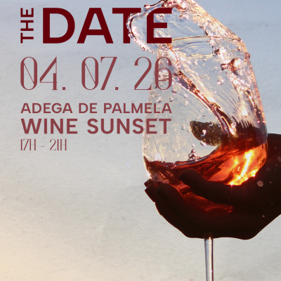 Copo de vinho com líquido rosé a ser agitado e texto promocional de evento