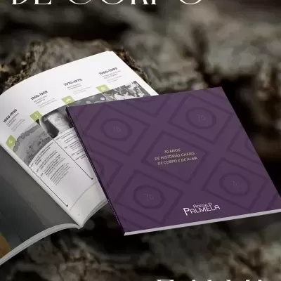 Livro aberto e livro fechado com capa roxa sobre superfície rústica