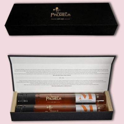 Caixa preta com dois frascos contendo líquido âmbar e texto Adega D PALMELA