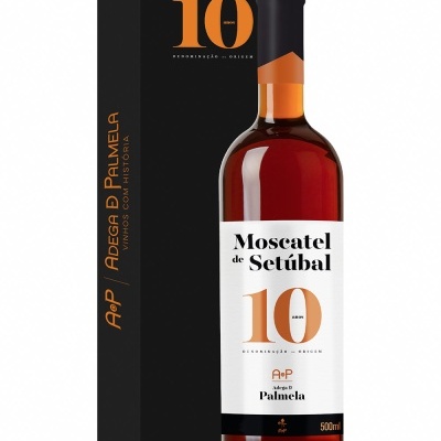 Garrafa de Moscatel de Setúbal 10 anos com embalagem preta