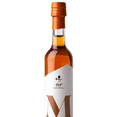 Garrafa de Moscatel de Setúbal DOP com rótulo branco e tampa laranja