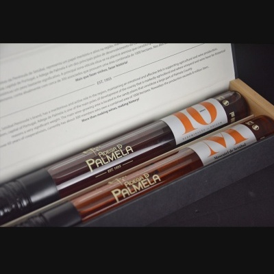 Duas garrafas de vinho Pessoa D Palmela numa caixa de madeira preta