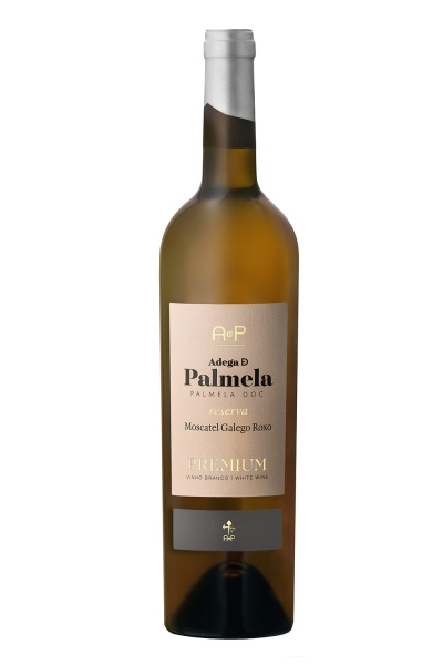 Garrafa de vinho branco Adega D Palmela reserva Moscatel Galego Roxo com rótulo bege